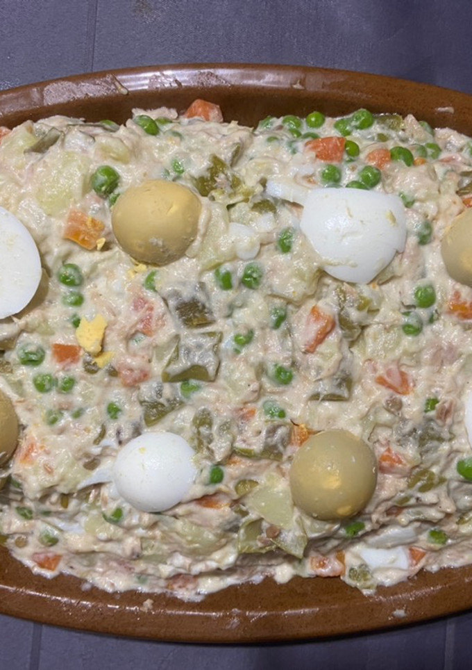 Una foto de Ensaladilla rusa con lactonesa de ajo