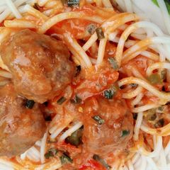 A picture of Spaghetti and meatballs.