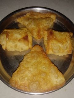 સમોસા (Samosa Recipe in Gujarati) રેસીપી મુખ્ય ફોટો