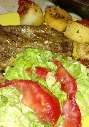 Una foto de Costilla corte americano a la olla con papas, cebollas y morrones