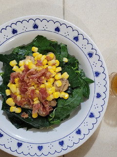 Una foto de Ensalada de espinacas con tocino