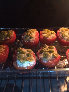 Una foto de Tomate gratinado con un relleno muy fácil