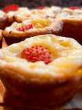 Tartaletes de pasta de full amb crema pastissera i maduixes macerades