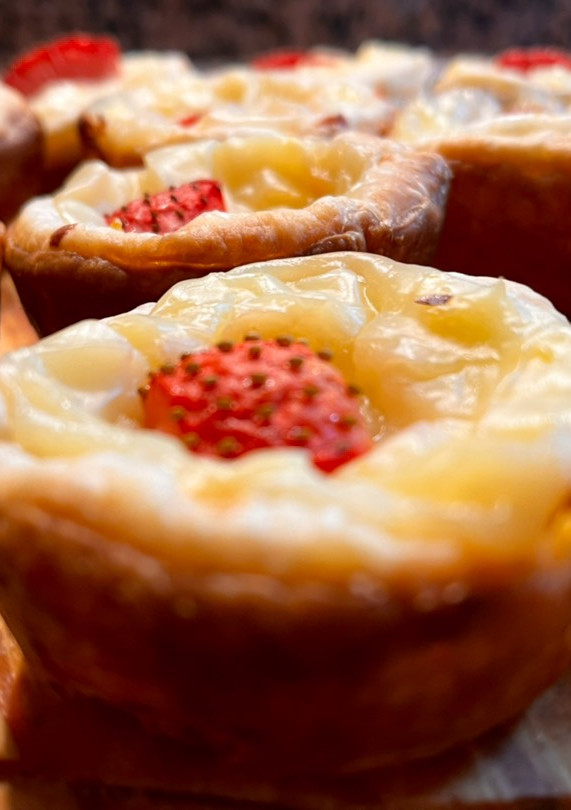 Una foto de Tartaletes de pasta de full amb crema pastissera i maduixes macerades