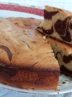 Una foto de Torta de chocolate y naranja marmoliada