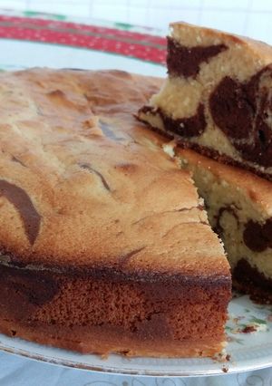 Una foto de Torta de chocolate y naranja marmoliada