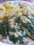 Sargo al horno, al perejil con cebollitas francesas
