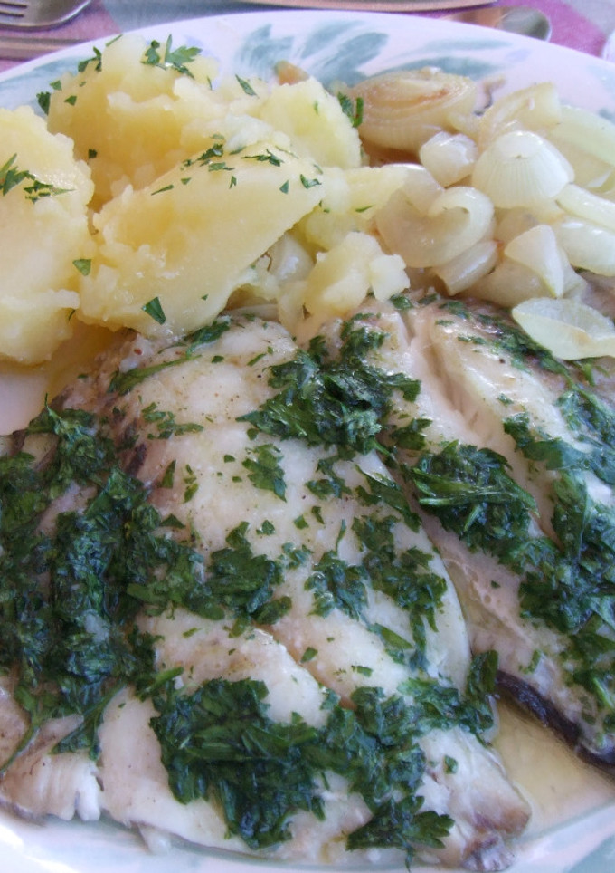 Una foto de Sargo al horno, al perejil con cebollitas francesas