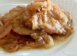 Foto di Fettine di lonza con cipolle di Tropea in agrodolce