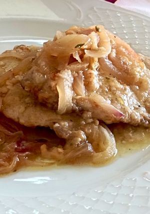 Foto di Fettine di lonza con cipolle di Tropea in agrodolce