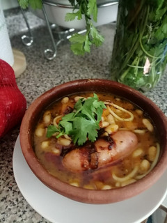 Una foto de Porotos con Riendas