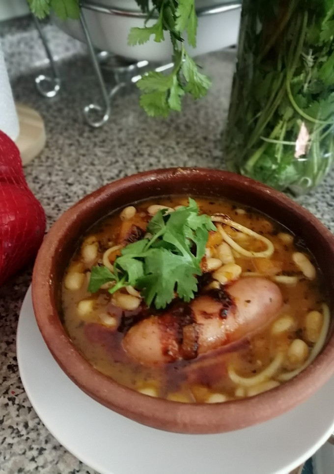 Una foto de Porotos con Riendas