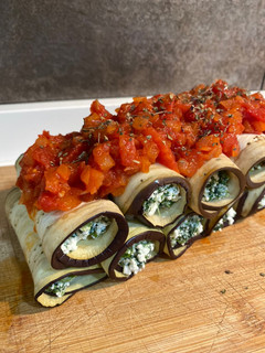 Una foto de Canelones de berenjena con relleno de ricotta y espinacas