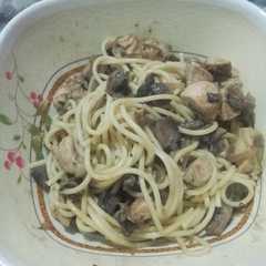 Una foto de Pasta con pollo y champignon