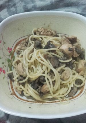 Una foto de Pasta con pollo y champignon