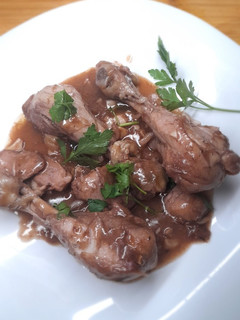 Una foto de Muslos de pollo al ajillo