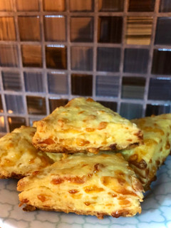 Una foto de Scones de queso 🧀