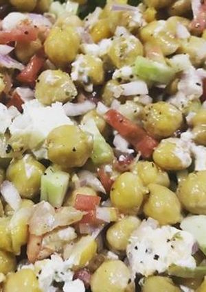 A picture of Chickpeas and feta salad.