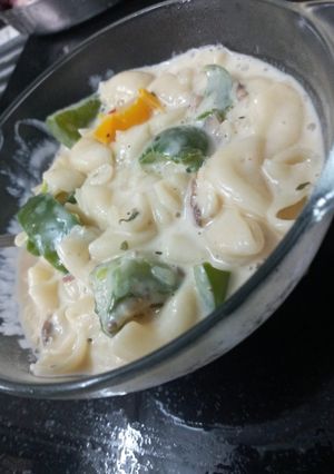 A picture of Pasta in white sause.