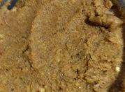 Una foto de hummus nuez