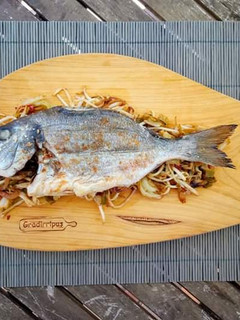 Foto de Dourada grelhada com legumes salteados