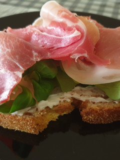 Una foto de Tosta de jamón y canónigos