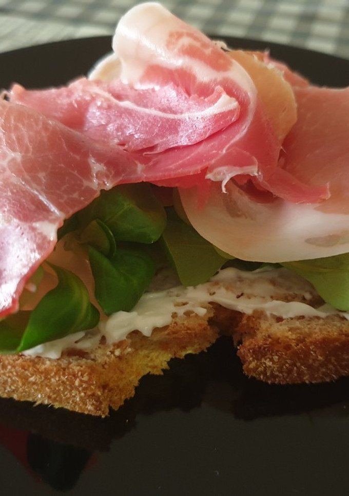 Una foto de Tosta de jamón y canónigos