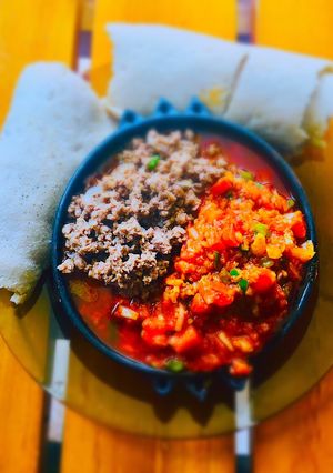 A picture of Ethiopian stir fried beef with veggies.