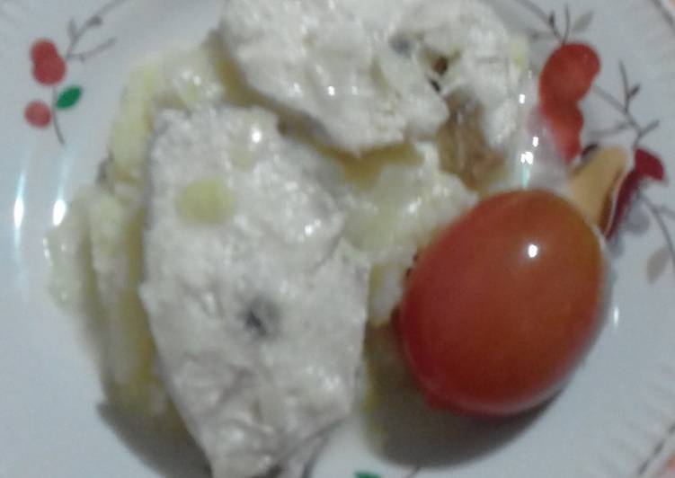 минтай тушеный в молоке