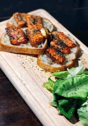 Foto resep Pan Seared Salmon, Sourdough Bread & Green Salad