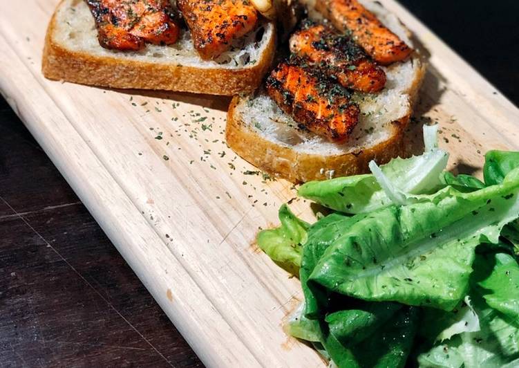 Resep Pan Seared Salmon, Sourdough Bread &amp; Green Salad Anti Gagal