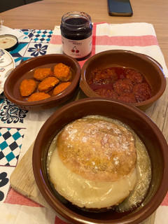 Una foto de Torta del casar y patatera con miel