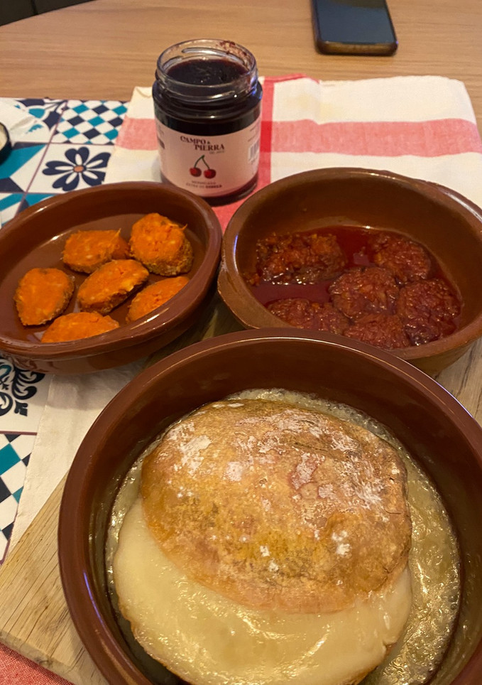 Una foto de Torta del casar y patatera con miel