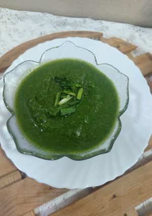 A picture of Green garlic chattny.