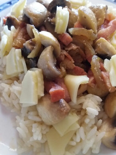 Una foto de Ensalada de arroz con champiñones