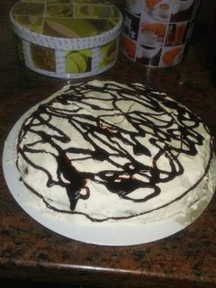 Una foto de Bizcocho de chocolate con cobertura de nata y sirope