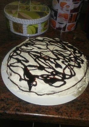 Una foto de Bizcocho de chocolate con cobertura de nata y sirope