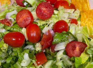 صورة لوصفة سلطة 🥗 الناتشوز والطماطم الكرزية👌👌🍅🥬🫑🥒🍋