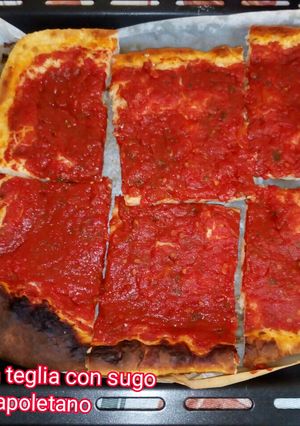 Foto di Pizza al latte in teglia con sugo napoletano