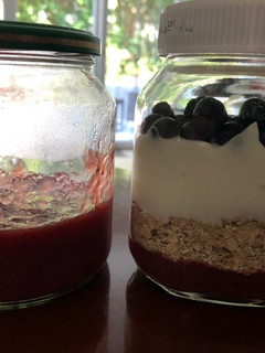 Una foto de Yogur con avena y frutos rojos