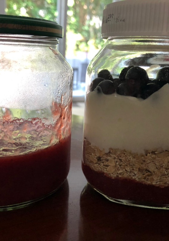 Una foto de Yogur con avena y frutos rojos