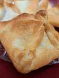 Pungulițe din foietaj cu jambon și cașcaval în friteuza cu aer