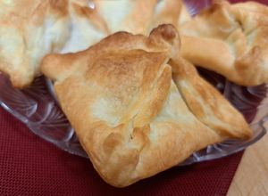 O poză a rețetei Pungulițe din foietaj cu jambon și cașcaval în friteuza cu aer.