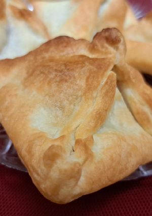 O poză a rețetei Pungulițe din foietaj cu jambon și cașcaval în friteuza cu aer.