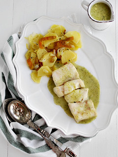 Una foto de Merluza en salsa verde con patatas panaderas