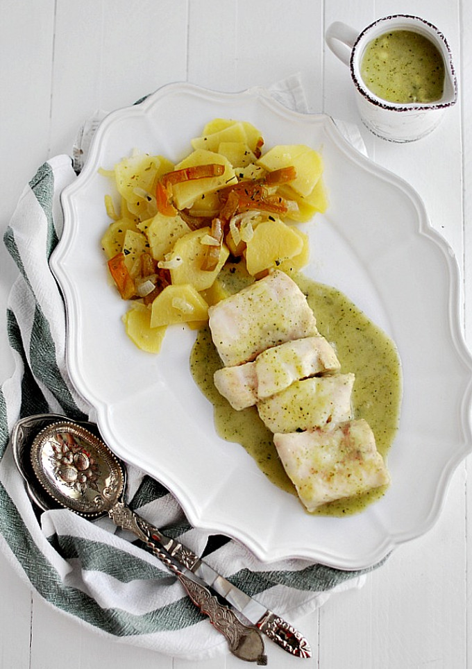 Una foto de Merluza en salsa verde con patatas panaderas