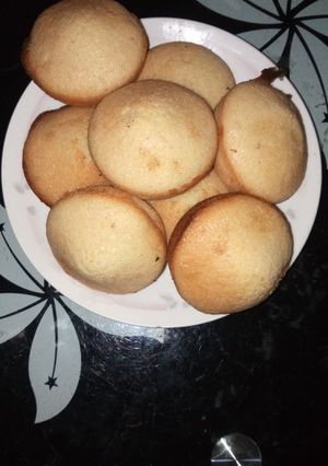 A picture of Plain cupcakes.