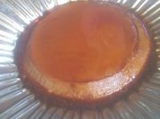 Una foto de flan chocolatada