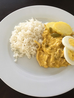 Una foto de Ají de gallina, en vez de pan use galletas receta peruana
