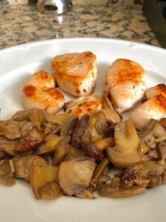 Una foto de Pollo adobado, y boletus